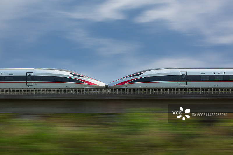 高铁，高速列车复兴号重庆西永段图片素材