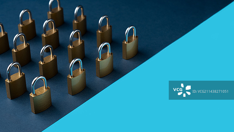 蓝色背景下的排放整齐的锁对角线构图特写图图片素材