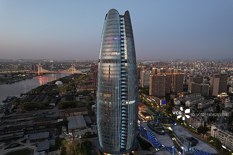 航拍现代城市夜景风光，宁波标志性建筑-“玉米楼”图片素材