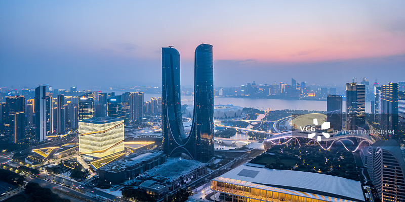 中国浙江杭州杭州世纪中心杭州之门天际线航拍夜景图片素材