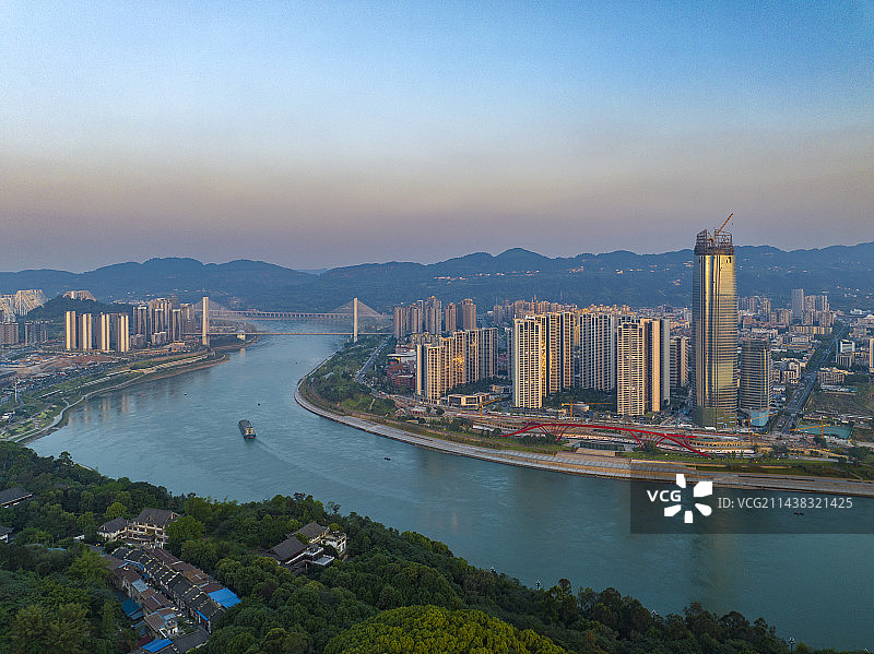 夕阳中的宜宾华侨城和长江大桥——四川宜宾城市风光图片素材