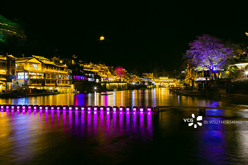 湖南省湘西苗族自治州凤凰古城-城市风光夜景全景图片素材