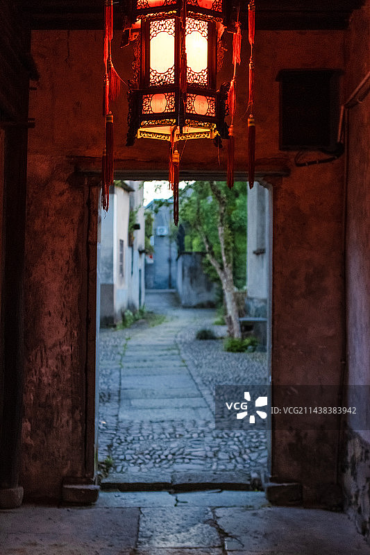 中国传统建筑过道里悬挂的灯笼图片素材