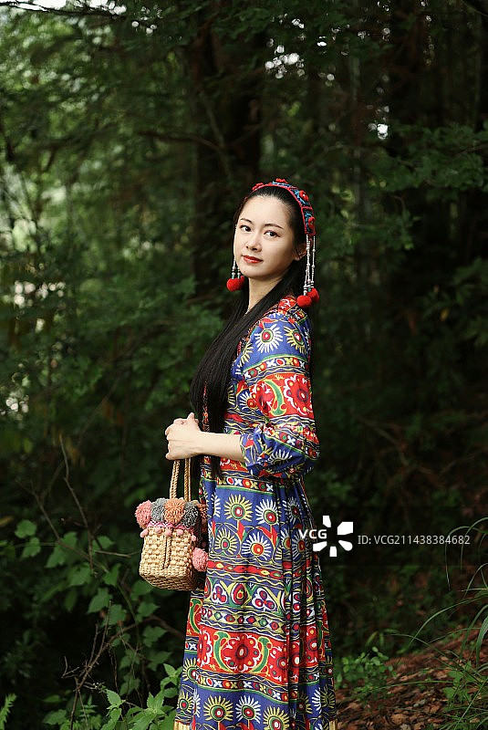 戴珍珠头饰的少女图片素材