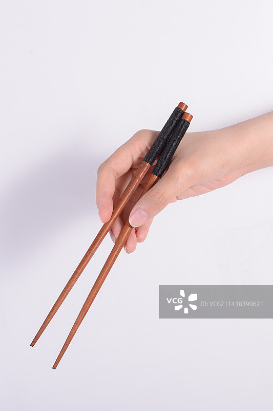 女性手拿筷子图片素材