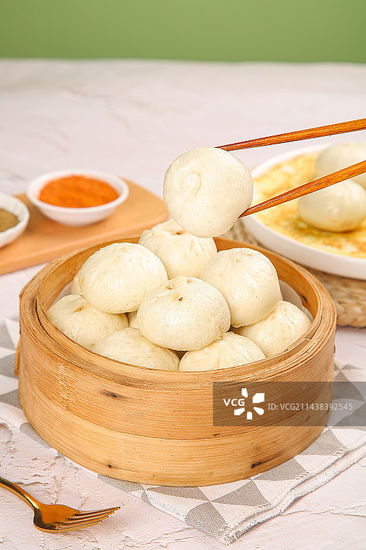 浅底上的鲜肉小笼包图片素材