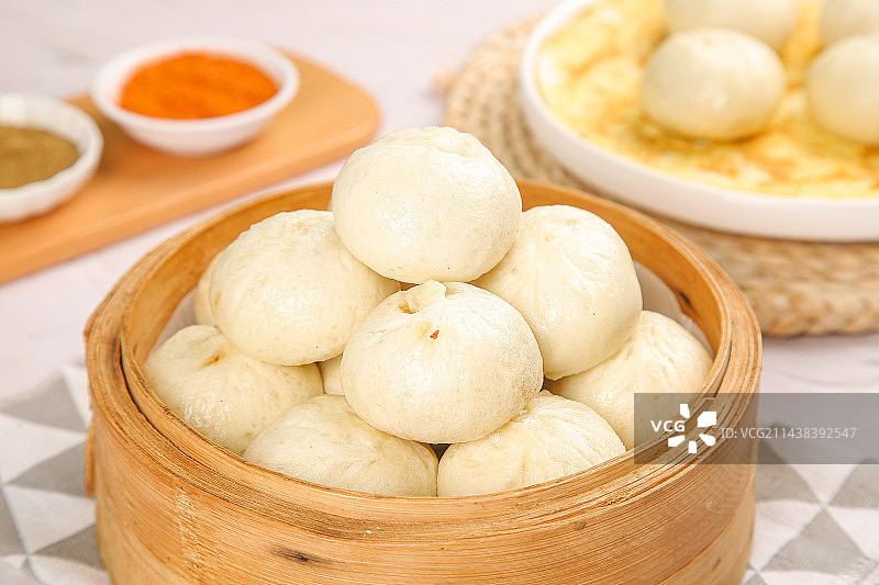 浅底上的鲜肉小笼包图片素材