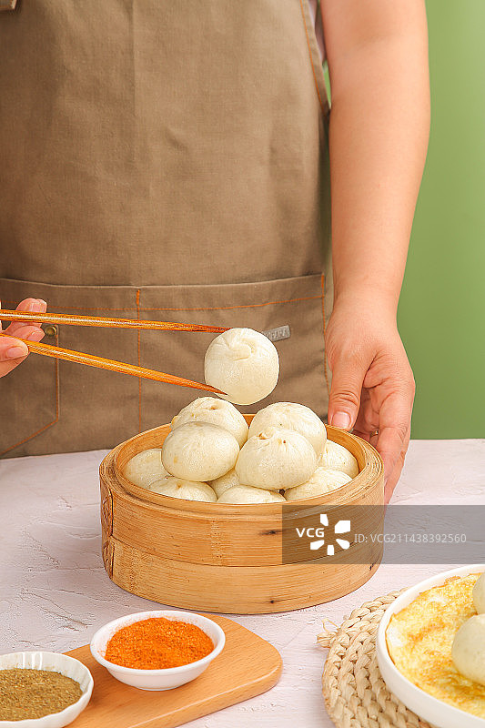 浅底上的鲜肉小笼包图片素材