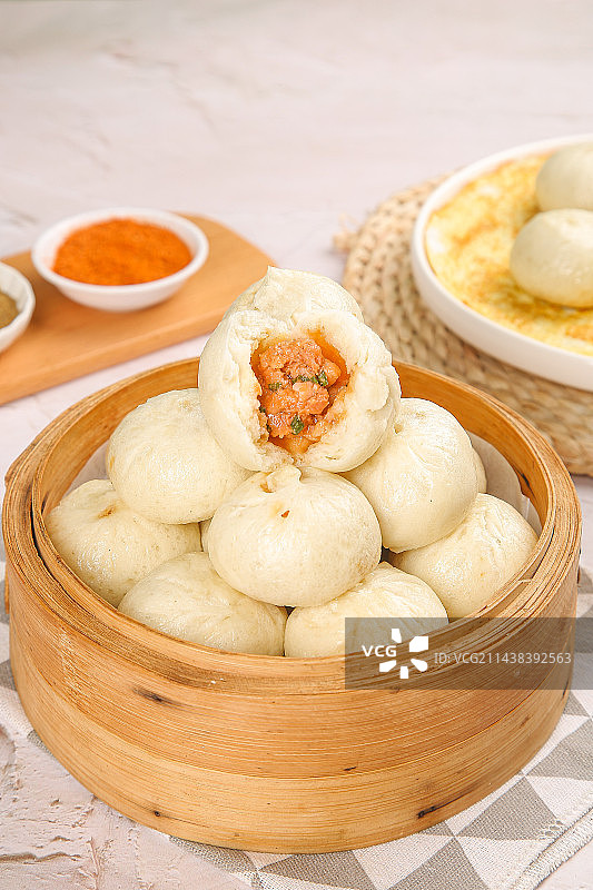 浅底上的鲜肉小笼包图片素材