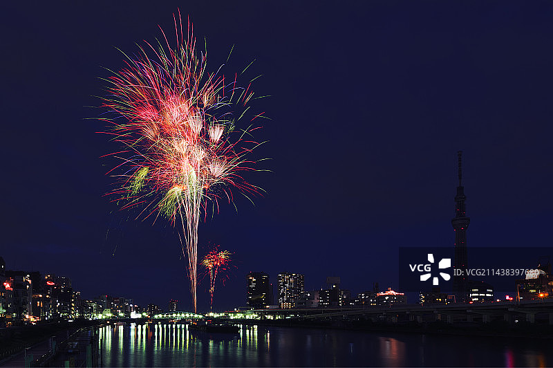 隅田川花火大会上的StarMine和东京晴空塔图片素材