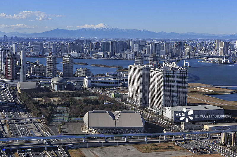 从东京江东区上空俯瞰有明竞技场、彩虹桥和富士山图片素材