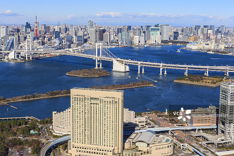 从品川区上空俯瞰台场地区、彩虹大桥和东京塔图片素材