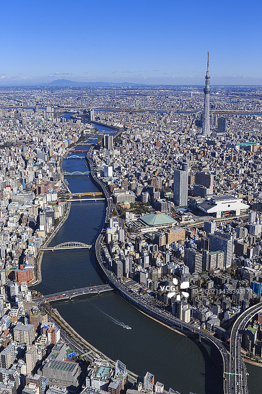 从空中俯瞰隅田川和天空树，位于日本东京中央区图片素材