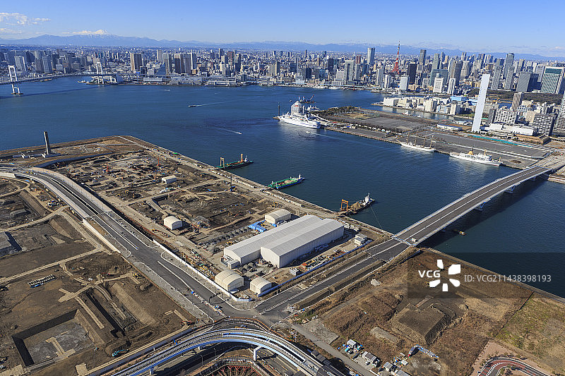 从东京江东区上空俯瞰汐路、晴海码头和富士山图片素材