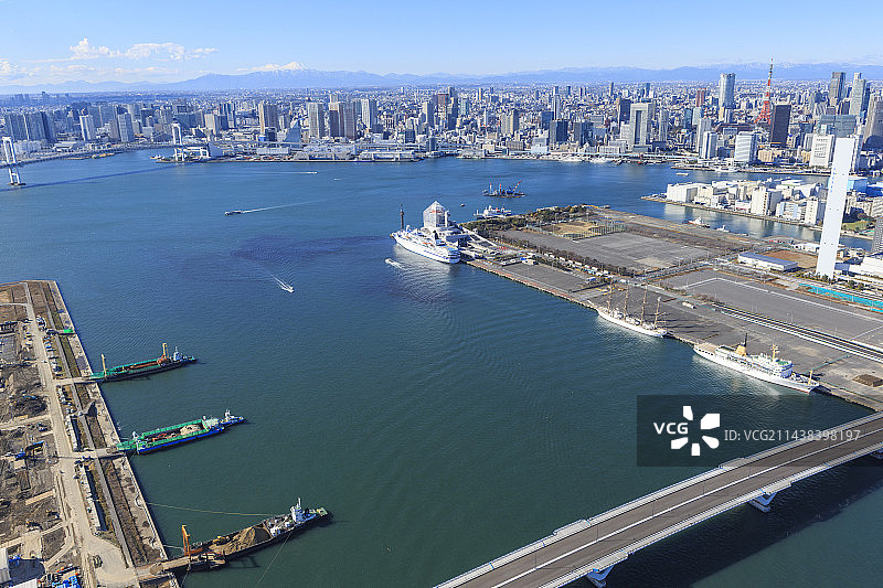 从东京江东区上空俯瞰汐路、晴海码头和富士山图片素材