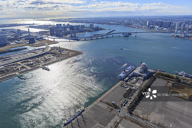 从空中俯瞰日本东京都中央区的晴海码头和彩虹桥图片素材