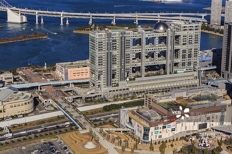 从东京江东区上空俯瞰台场富士电视台和东京Diver City图片素材
