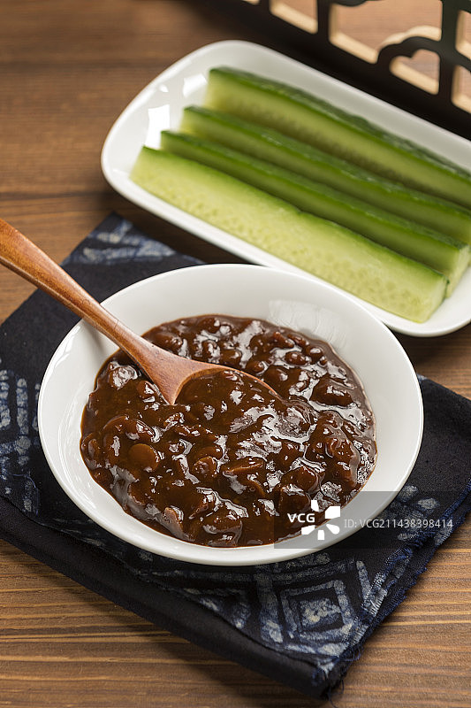 夏季凉菜黄瓜蘸黄豆酱特写木桌面背景图片素材