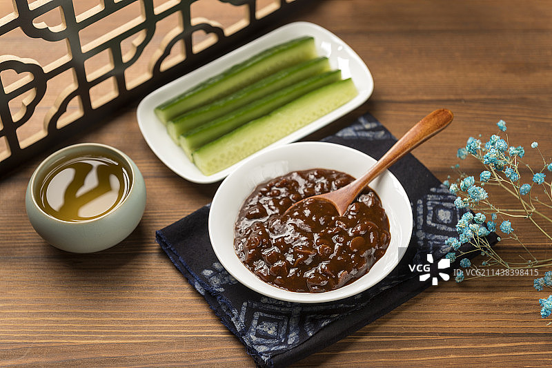 夏季凉菜黄瓜蘸黄豆酱特写木桌面背景图片素材