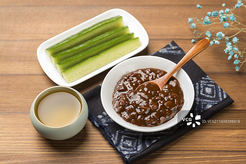 夏季凉菜黄瓜蘸黄豆酱特写木桌面背景图片素材