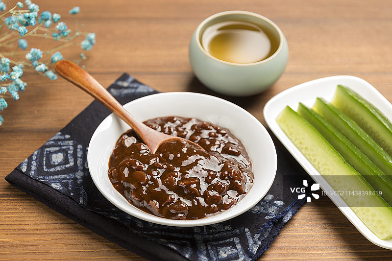 夏季凉菜黄瓜蘸黄豆酱特写木桌面背景图片素材