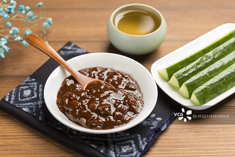 夏季凉菜黄瓜蘸黄豆酱特写木桌面背景图片素材