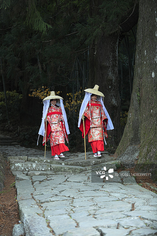 两个女人穿着平安时代服装走在日本和歌山县大门坂图片素材
