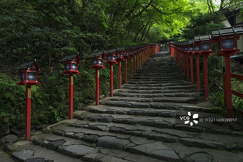京都贵船神社的红色灯笼小路图片素材