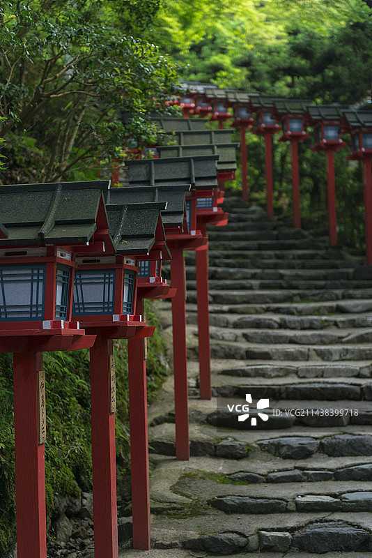 京都贵船神社的红色灯笼小路图片素材