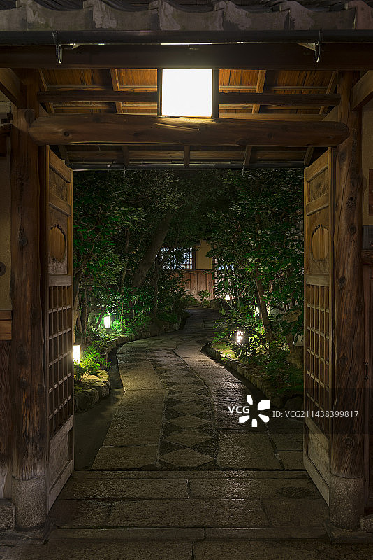 京都祇园餐厅庄严的灯光图片素材