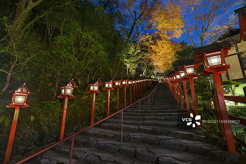 贵船神社的秋色与灯光，位于京都市左京区鞍马贵船町图片素材