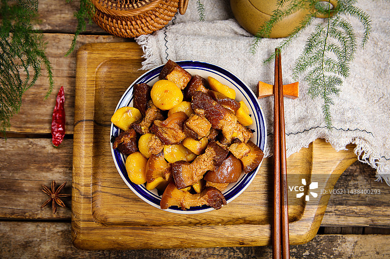 营养美味家常菜板栗红烧肉图片素材