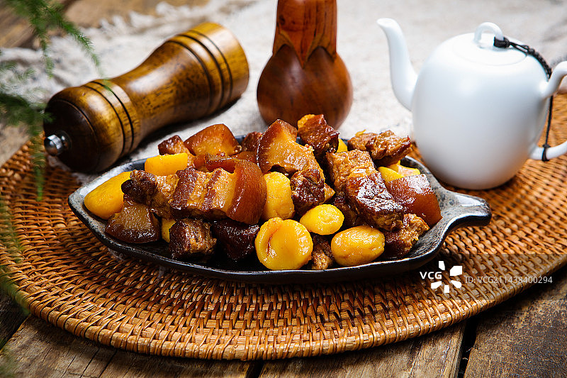 营养美味家常菜板栗红烧肉图片素材