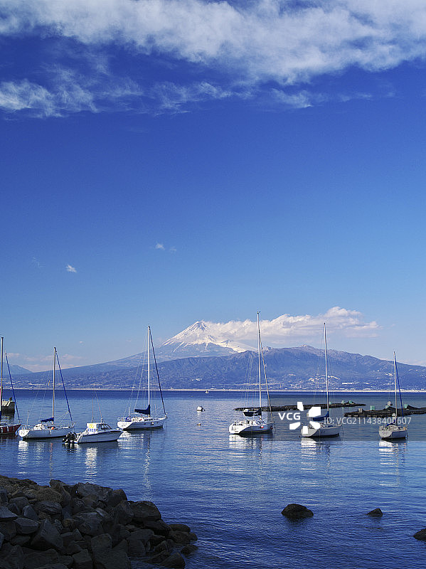 静冈县沼津市内浦湾游艇和富士山图片素材