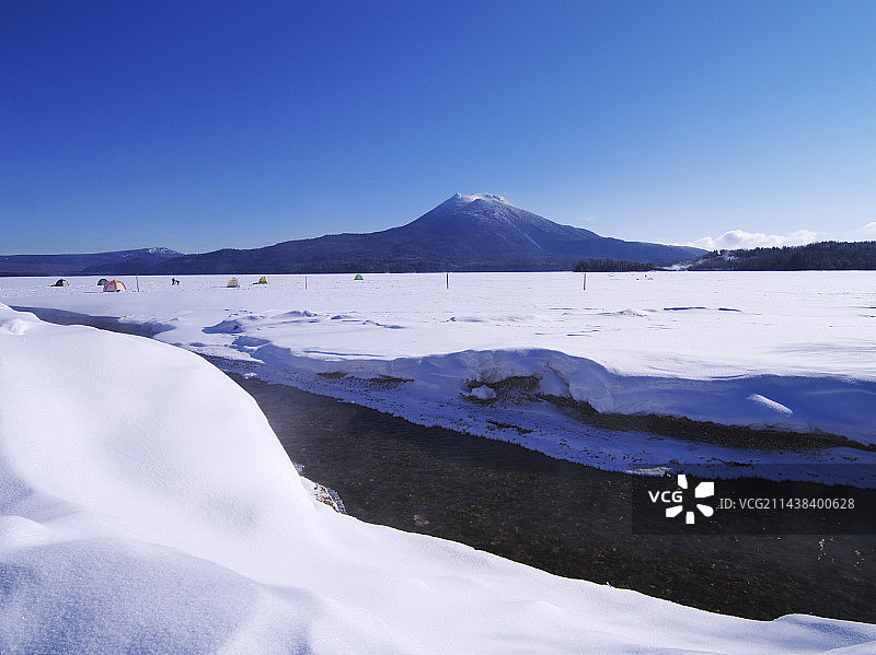 北海道钏路市阿寒湖与雄阿寒岳图片素材