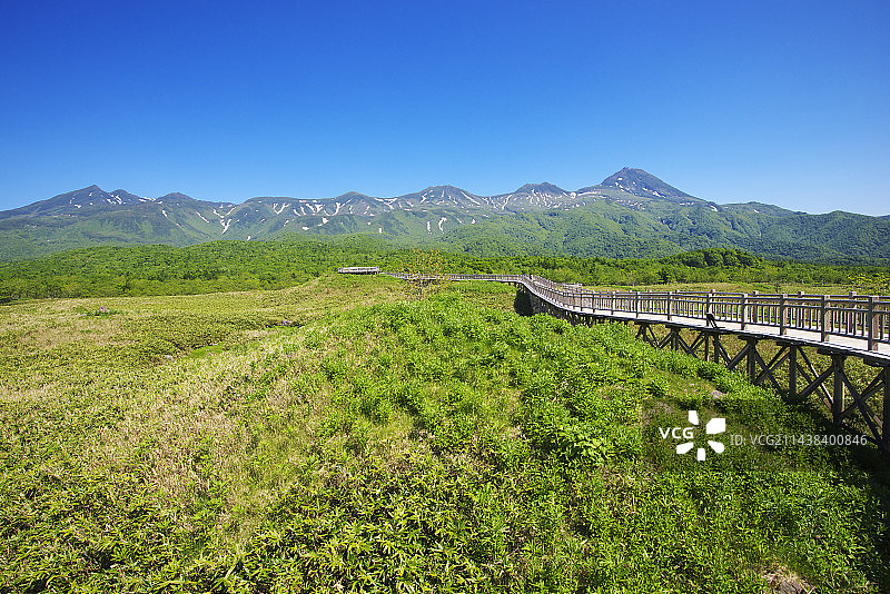知床五湖高架步道与知床山脉，位于北海道斜里郡斜里町图片素材