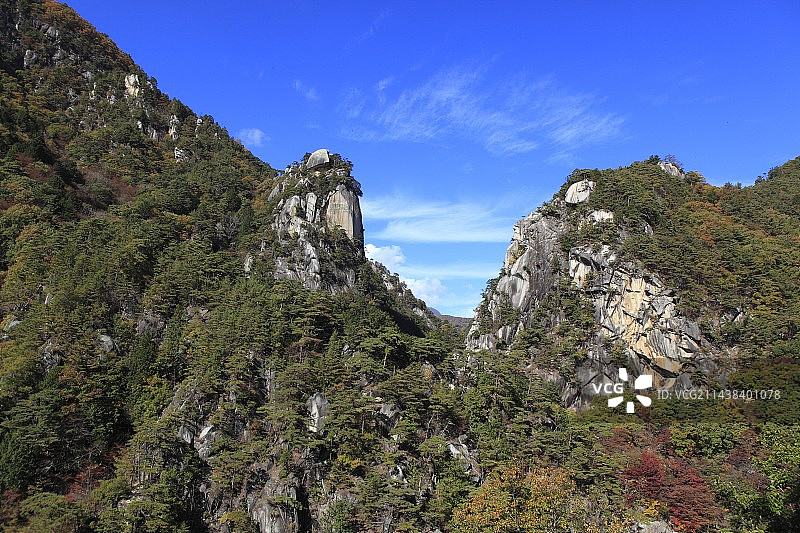 甲府市升仙峡觉円坊的蓝天和秋叶图片素材