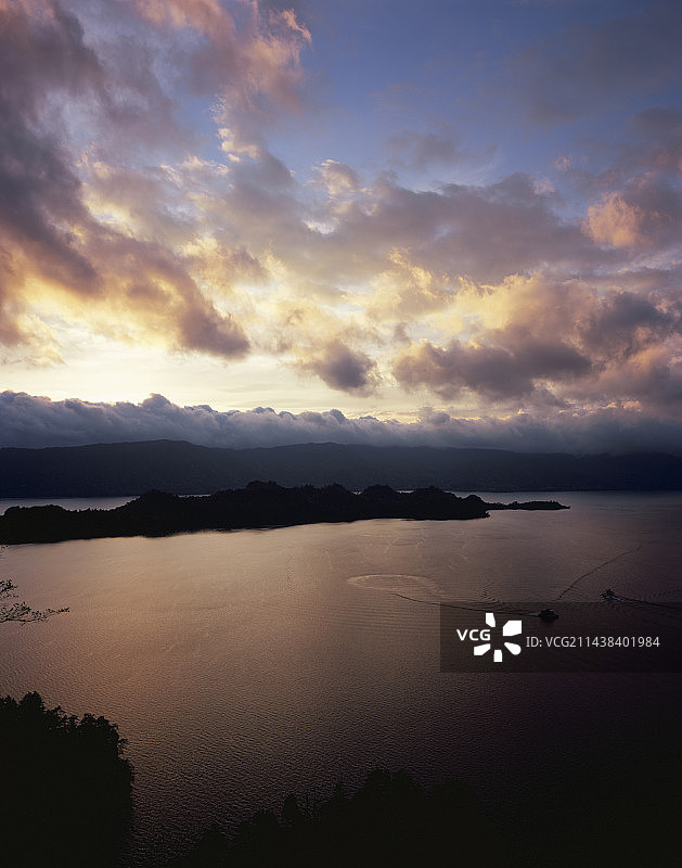 青森县黄昏时的十和田湖图片素材