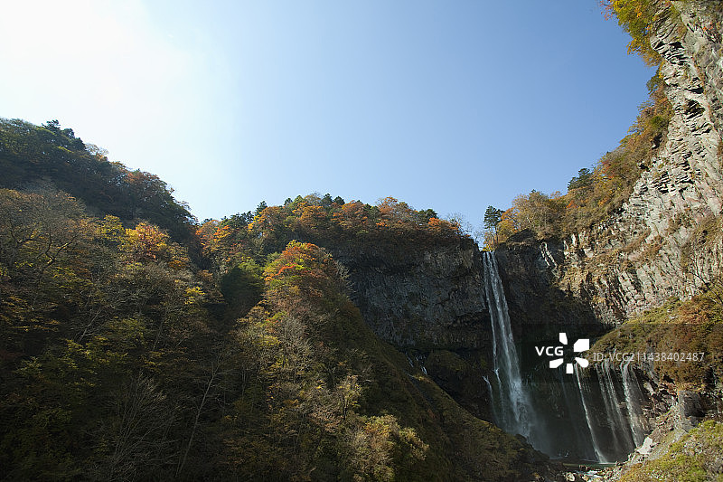 日本栃木县日光市 Kegon 瀑布秋叶图片素材