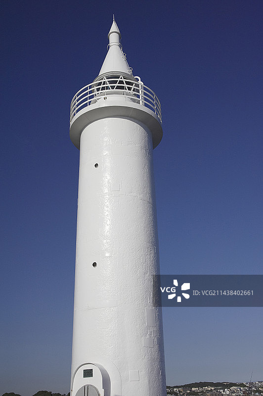 白色江之岛湘南港灯塔，日本神奈川县藤泽市图片素材