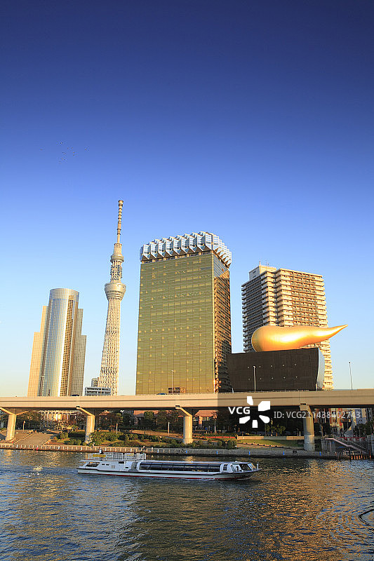 日本东京台东区天空树和朝日啤酒总部图片素材