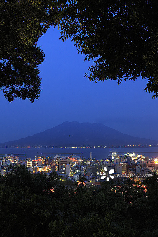 日本鹿儿岛城山公园的樱岛夜景图片素材