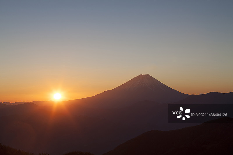 日本栉形山日出：山梨县南阿尔卑斯山的富士山图片素材