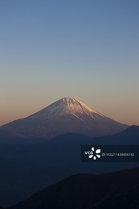 从栉形山眺望被夕阳染红的富士山，位于日本山梨县南阿尔卑斯市图片素材