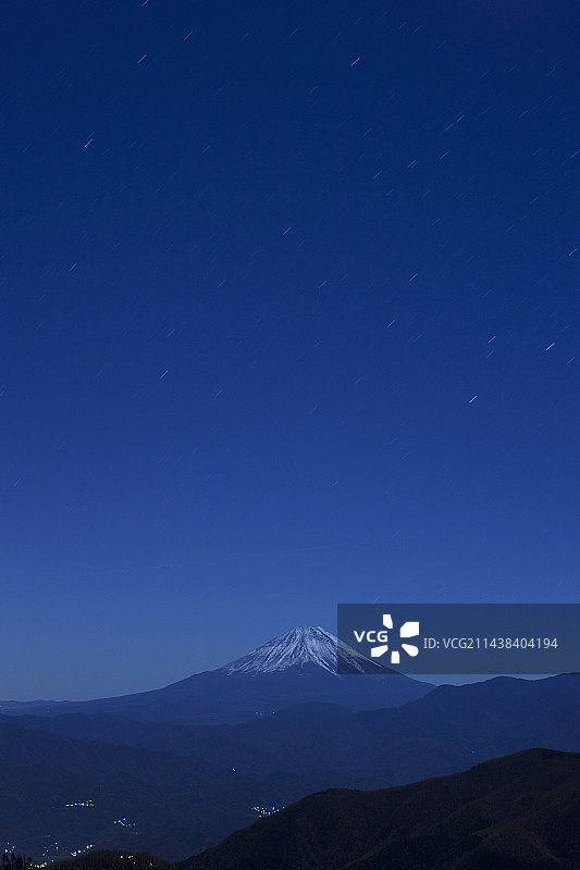 日本山梨县栉形山夜景：富士山风光图片素材