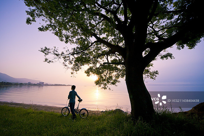 日本滋贺县大津市湖边的女子剪影图片素材