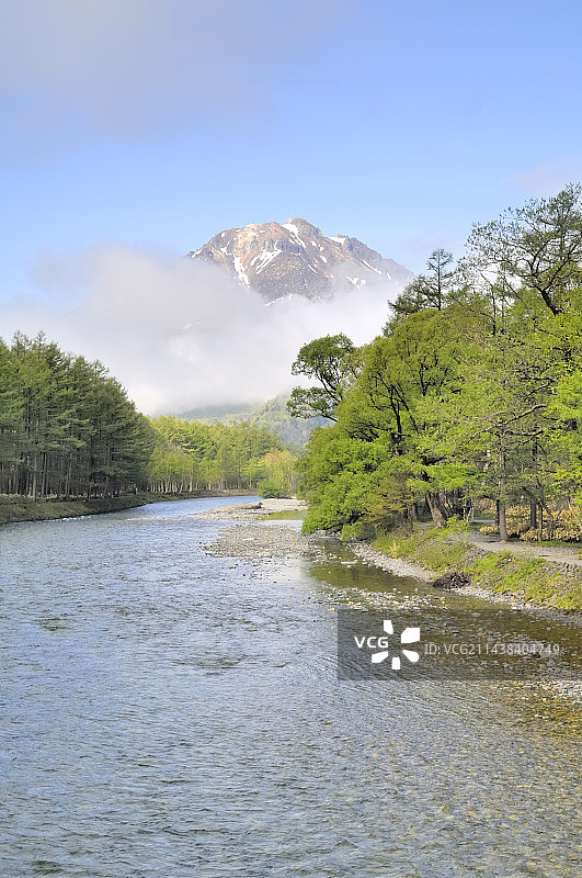 日本长野县松本市烧岳与梓川图片素材