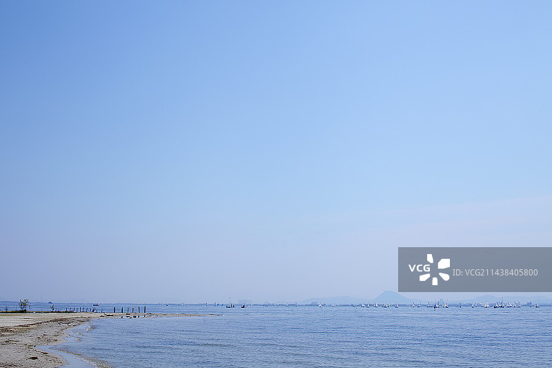 蓝天与琵琶湖，位于日本滋贺县大津市图片素材