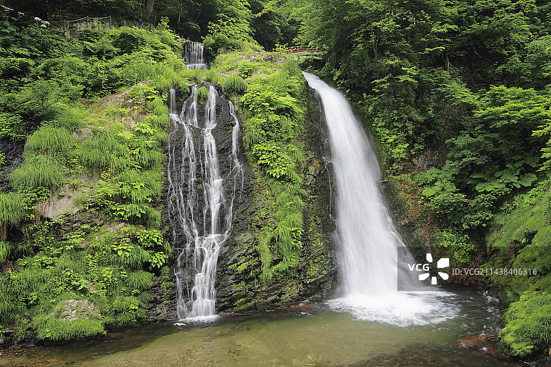 山形县尾花泽市银山温泉白银瀑布图片素材