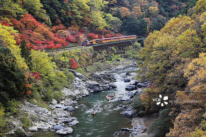 京都嵯峨野观光铁道秋色图片素材